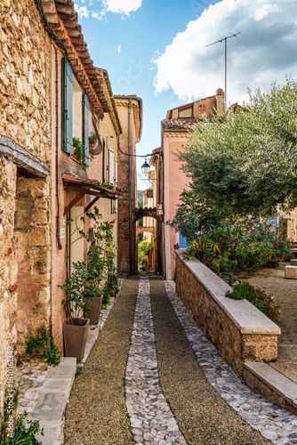 Fototapeta Naklejka Na Ścianę i Meble -  The narrow streets of the old village Moustiers Sainte Marie in France