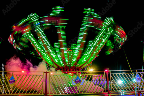 manège nocturne en mouvement et explosion de lumière