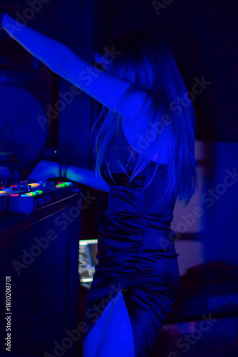 Mujer pinchando en un local nocturno musica