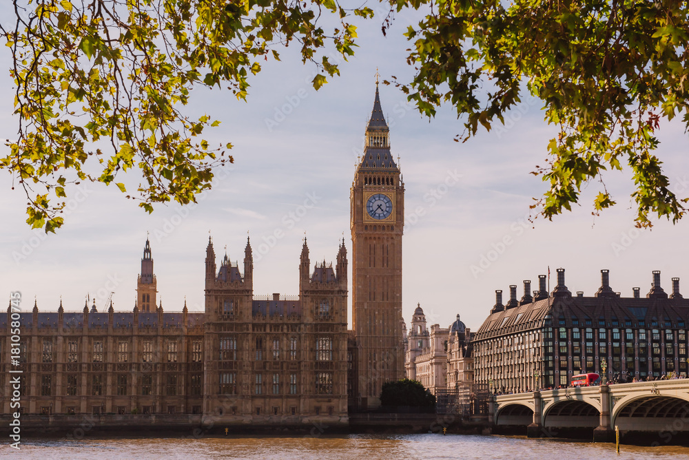 Fototapeta premium London, UK, 14 SEP 2023: Big Ben clock tower captured from within St. Thomas hospital Trust Park.