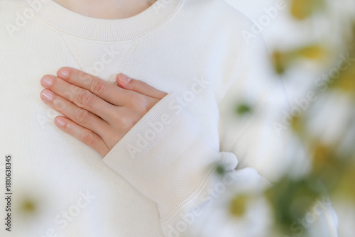 Naklejka 胸に手を当てる女性 気持ち
