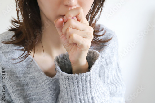 咳をする女性　風邪気味