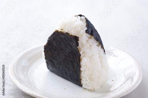 おにぎり - 炊き立てのごはんで握った、おいしそうなにぎりめし
