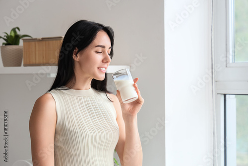Beautiful young woman drink...
