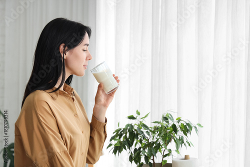 Beautiful young woman drink...