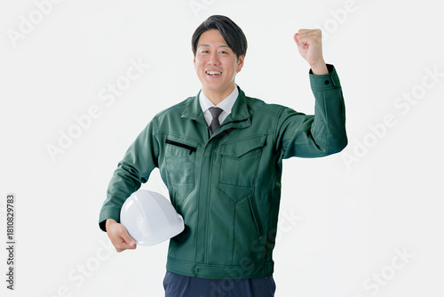 ガッツポーズする爽やかな作業員