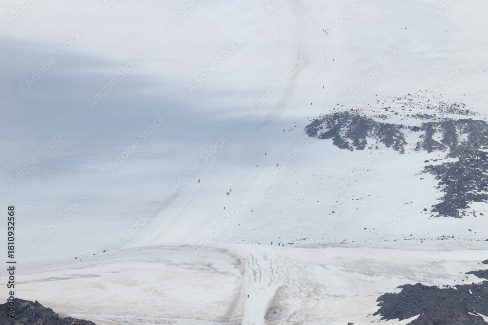 Obraz premium A chain of climbers ascending Mount Elbrus from a height of 4,100 m.