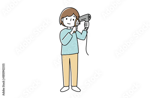 ドライヤーで髪を整える女性