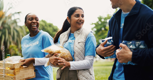 Foto Food, volunteer and team with woman in park for donation, community service or ngo project
