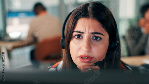 Foto Woman, concern or customer service in office with computer for discussion, troubleshooting or advice