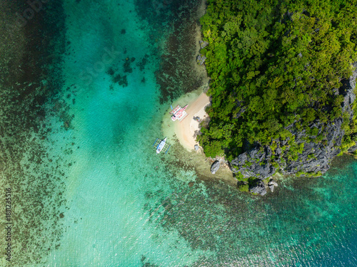 Fototapeta Naklejka Na Ścianę i Meble -  Boat over turquoise sea water in Bukal Island. El Nido, Palawan. Philippines.