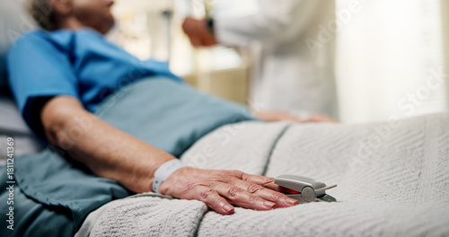 Cuadro en lienzo Hands, senior person and oximeter in hospital bed to monitor pulse, blood levels and surgery recovery