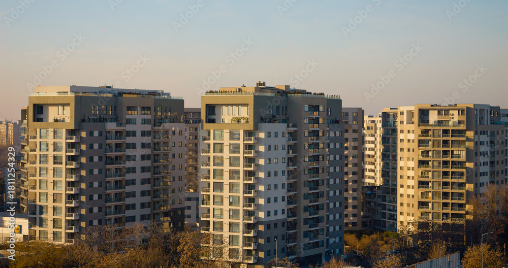 Obraz premium Modern residential blocks showcasing balconies and terraces at sunset