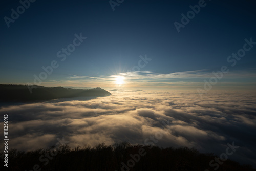 Sonnenuntergang über dem Nebelmeer vom Beurener Fels zur Burg Hohenneuffen, Schwäbische Alb, Baden-Württemberg, Deutschland.