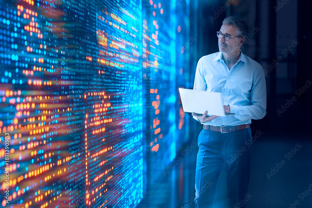 © Westend61 - Engineer analyzing data on tablet in modern server room © Westend61 - Engineer analyzing data on tablet in modern server room