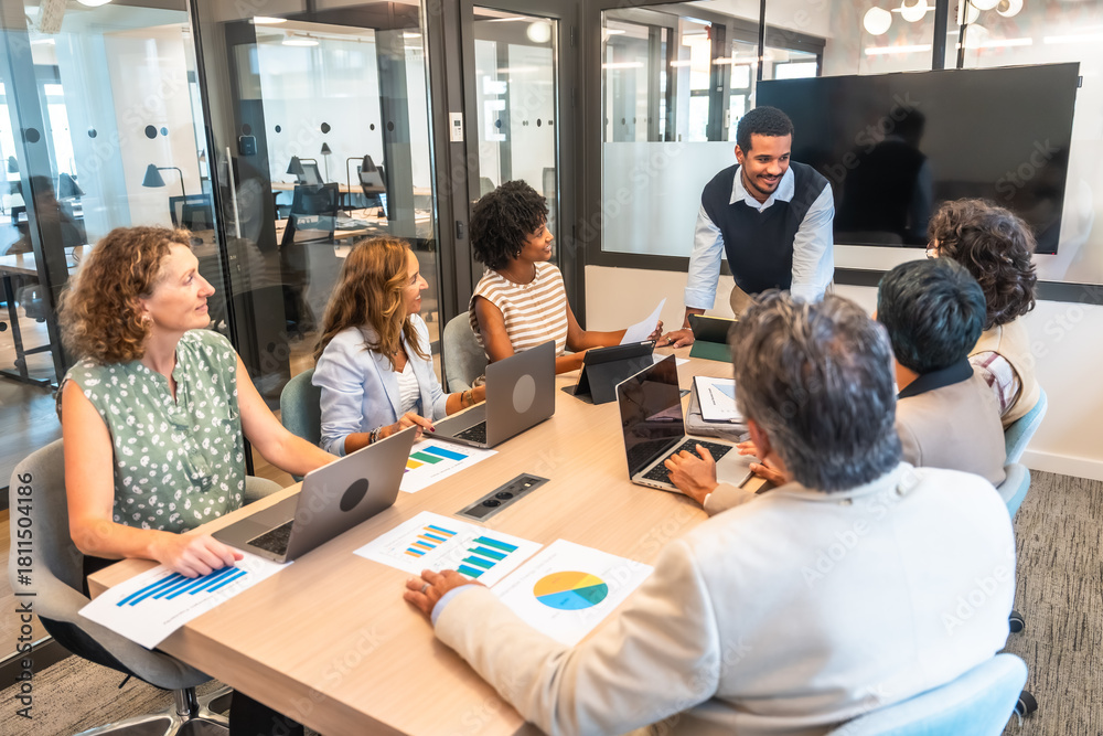 Obraz premium Diverse business team collaborating during a corporate meeting