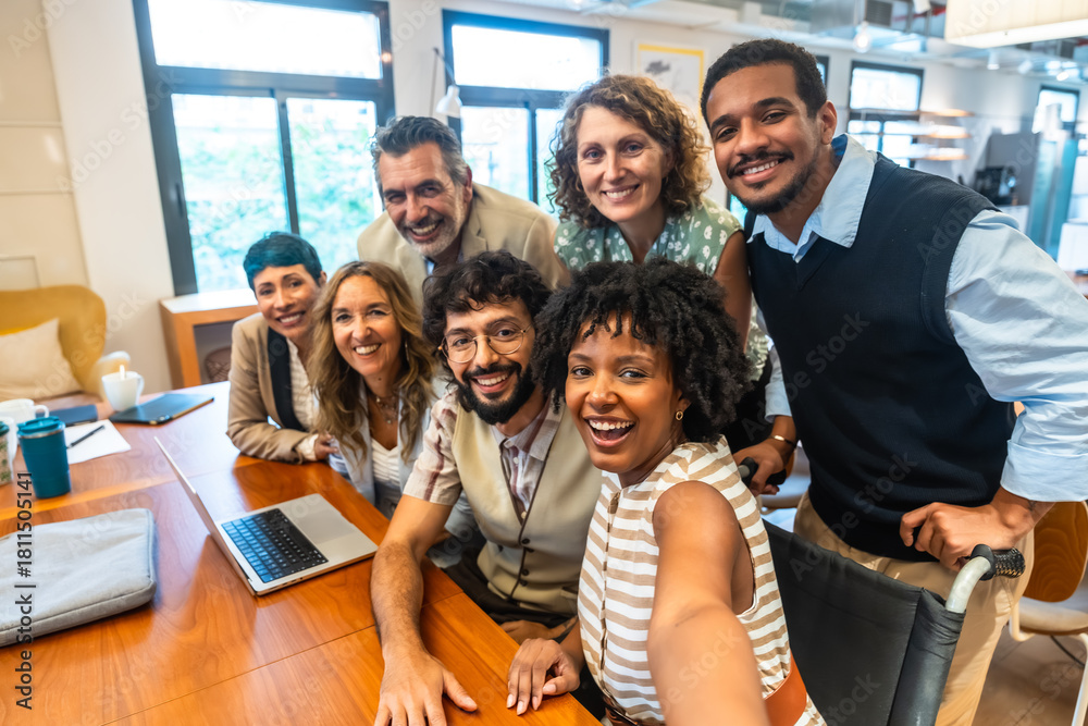 Obraz premium Diverse group of business colleagues taking a selfie in coworking office