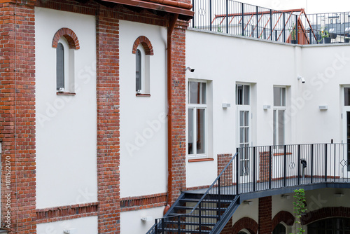 Foto Victorian style architecture plant building external frame walls and balcony met