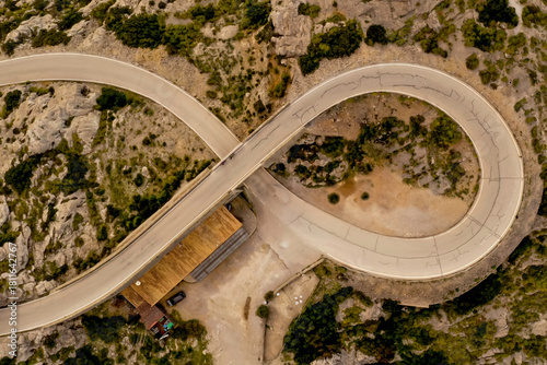 Fotografi Las carreteras de la Sierra de Tramuntana, en Mallorca, recorren un espectacular paisaje de montañas, valles y acantilados con vistas al mar Mediterráneo