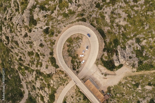 Photography Las carreteras de la Sierra de Tramuntana, en Mallorca, recorren un espectacular paisaje de montañas, valles y acantilados con vistas al mar Mediterráneo