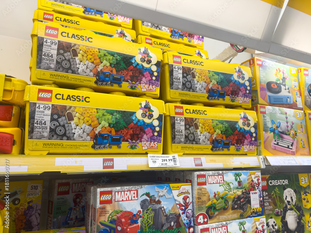 Fototapeta premium BELO HORIZONTE, MG, BRAZIL – NOVEMBER, 17, 2025: Lego Classic, Creator, and Marvel sets are displayed for sale on shelves in a retail store.