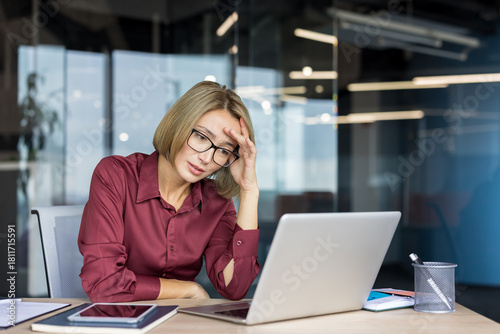 Fotografía Businesswoman experiencing headache and stress at her modern office workspace, f