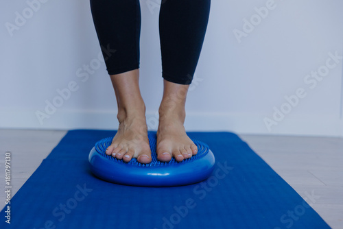 Fotografía engaging core muscles through subtle microadjustments on inflatable cushion in p