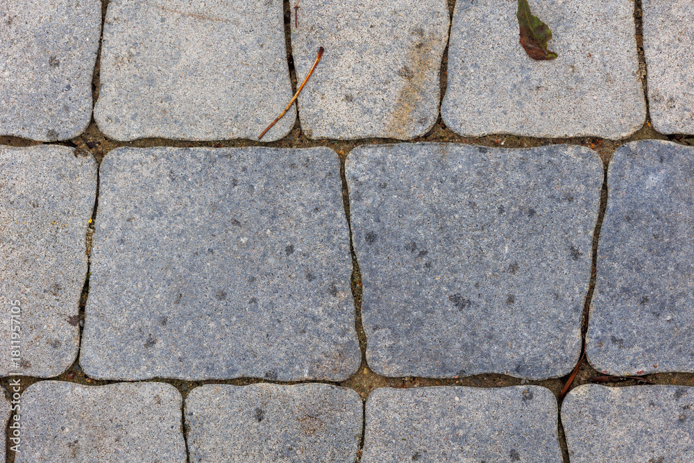 Obraz premium Minimalistyczny detal miejskiej architektury przedstawiający brukowaną nawierzchnię i geometryczne linie. Uniwersalne tło do projektów designerskich i nowoczesnych kompozycji.
