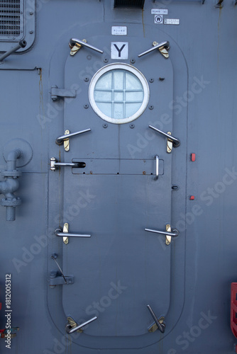 護衛艦の扉