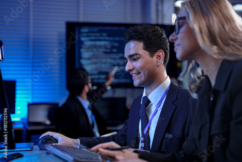 Foto A developer points enthusiastically to the screen, showing his colleague the elegant and efficient code generated by their generative AI coding partner, celebrating a new level of productivity