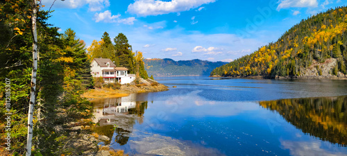 Fototapeta Naklejka Na Ścianę i Meble -  Rivière Petit Saguenay vue de la rue du quai au Québec, Canada
