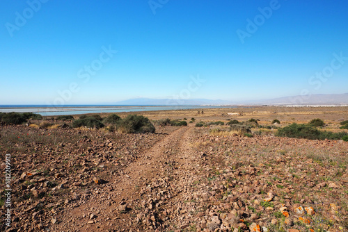 Wanderweg im Naturpark Cabo de Gata-Níjar mit einem Blick auf die Salinen von Cabo de Gata in der Provinz Almería in Andalusien, Spanien