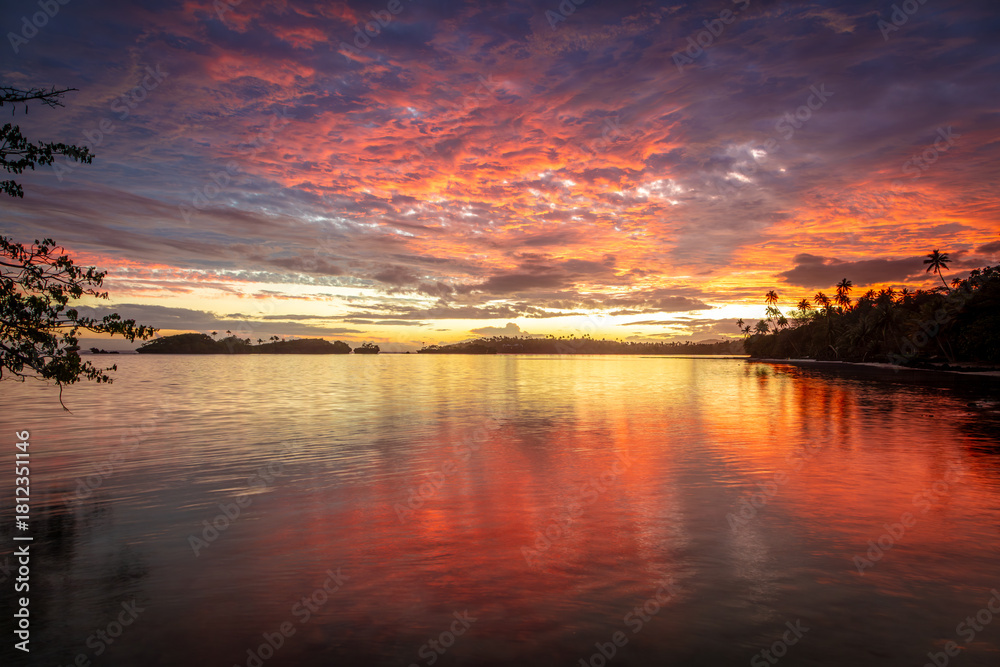 Naklejka premium Sunset in Fiji