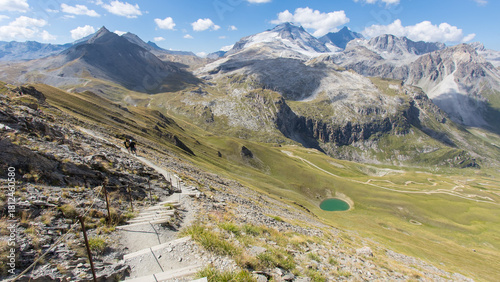sentier de randonnée sur des sommets alpins à Tignes en été. Silhouettes de randonneurs en altitude