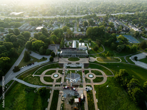 Φωτογραφία Sunrise aerial of the gardens and conservatory at Garfield Park - Indianapolis,