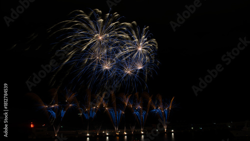 Feu d'artifice dans le port Hercule en Principauté de Monaco à l'occasion de la fête nationale