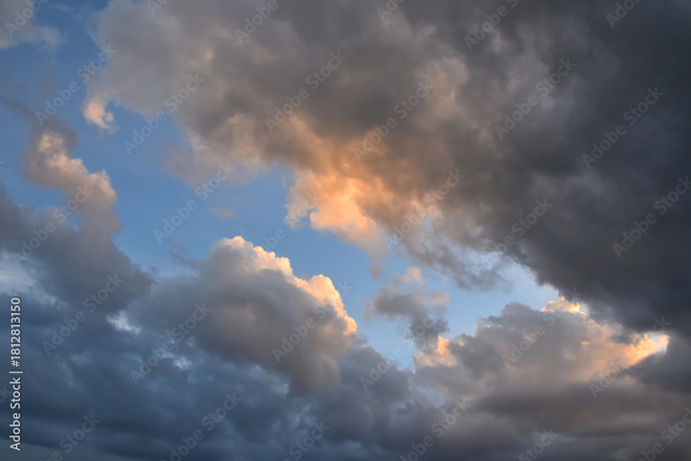 Obraz premium Evening sky with dramatic cumulus clouds and blue opening