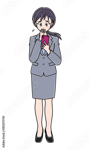 不安そうな表情でスマートフォンを見ているスーツのOLさん（全身）