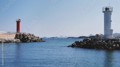 한국의 아름다운 바다 항구 풍경과 등대