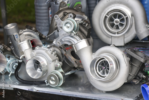 Foto Close up of several metal turbochargers and engine parts on table