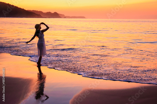 夕焼けの海を眺める彼女