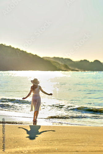 海を見つめる彼女
