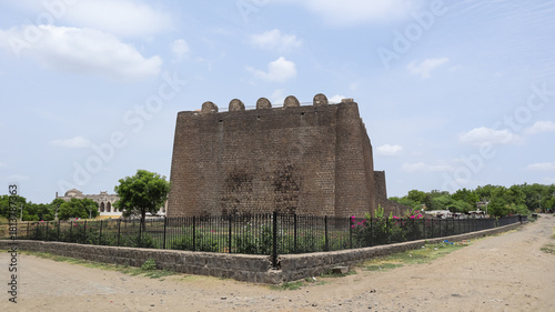 Foto India, Karnataka, Vijayapura, The Ruin View of Adil Shahi Mausoleum (Jahan Begum Tomb), its 15th Century Bahamani Dynasty Monument