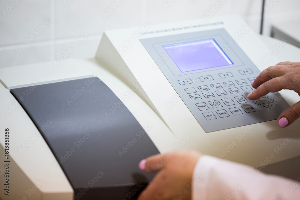 Φωτογραφία Close up view of a scientist hand pressing buttons on the control panel of a mod
