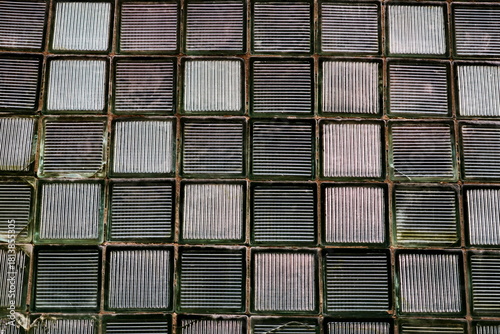 Fenêtre à carreaux translucides.