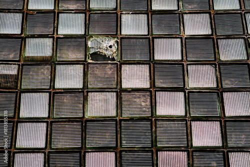 Fenêtre à carreaux translucides.