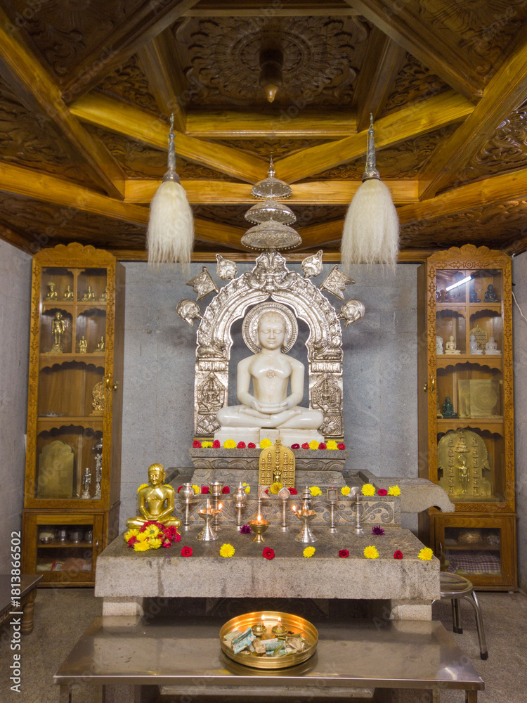 Obraz premium Interiors of a Jain temple and the idols of lord Mahavira and padmavathi, religion, worship, spirituality, Hinduism, decoration in India.