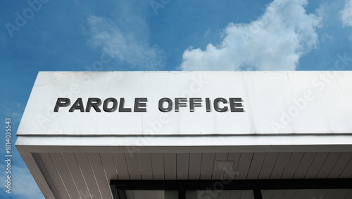 Schilderij op canvas Parole Office sign on a building against a clear blue sky, symbolizing correctio