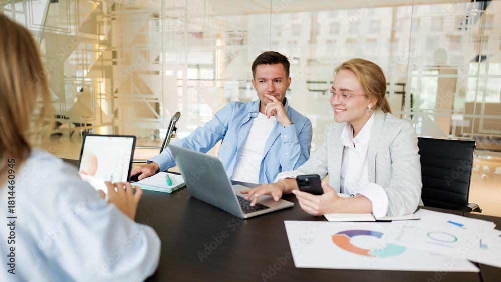 Obraz premium Team discussion over digital devices in modern office