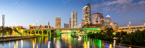 Panel kuchenny z motywem Tampa skyline with skyscrapers real estate bridge over Hillsborough River panorama at night in downtown Tampa, United States
